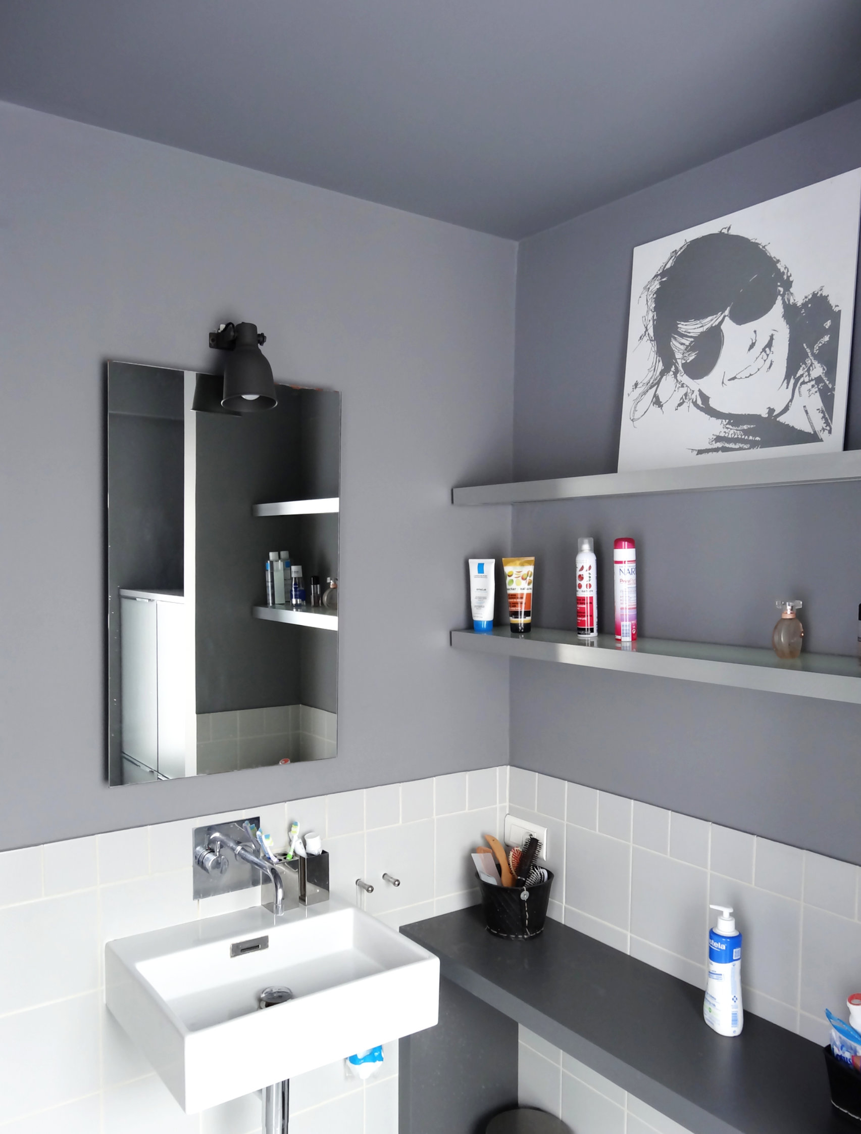 Suite parentale aux tons doux avec murs et plafond soignes en peinture interieure et decoration